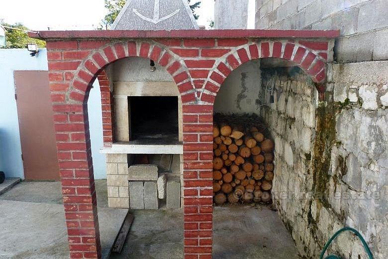 Frittliggende hus med fire leiligheter, til salgs