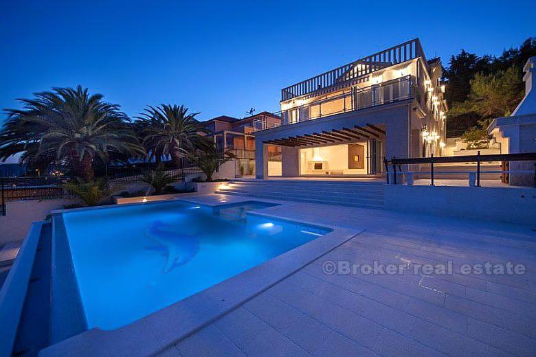 Villa de luxe à la mer, avec piscine, à vendre