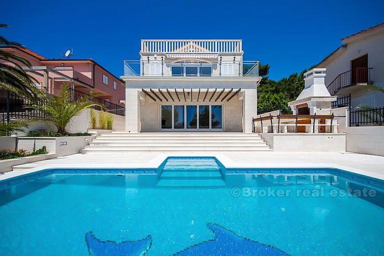 Luxury villa by the sea, with swimming pool, for sale