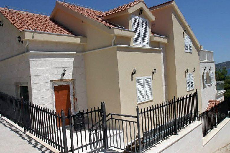 Luxury villa by the sea, with swimming pool, for sale