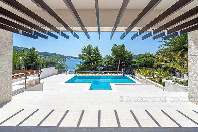 Luxury villa by the sea, with swimming pool, for sale