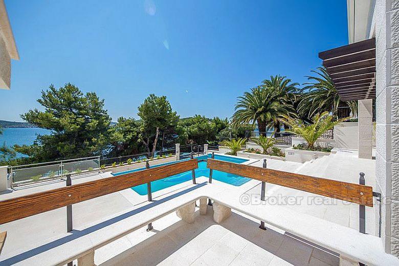 Luxury villa by the sea, with swimming pool, for sale