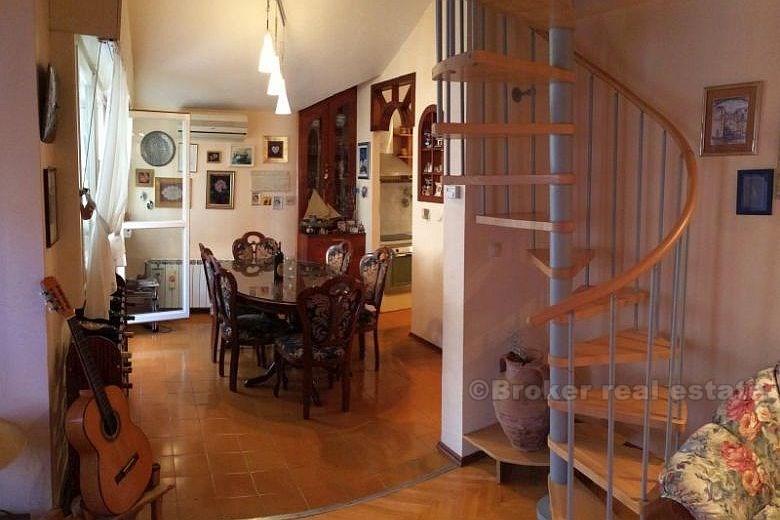 Appartement à deux étages à trois chambres, à vendre