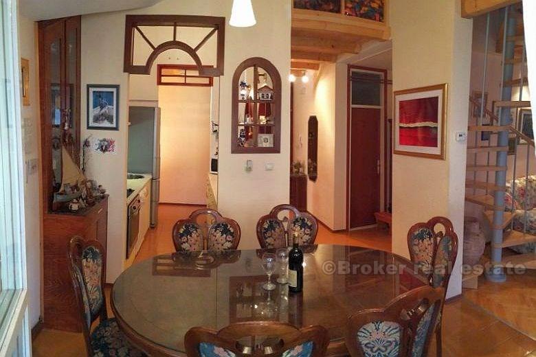 Appartement à deux étages à trois chambres, à vendre