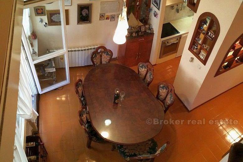 Appartement à deux étages à trois chambres, à vendre