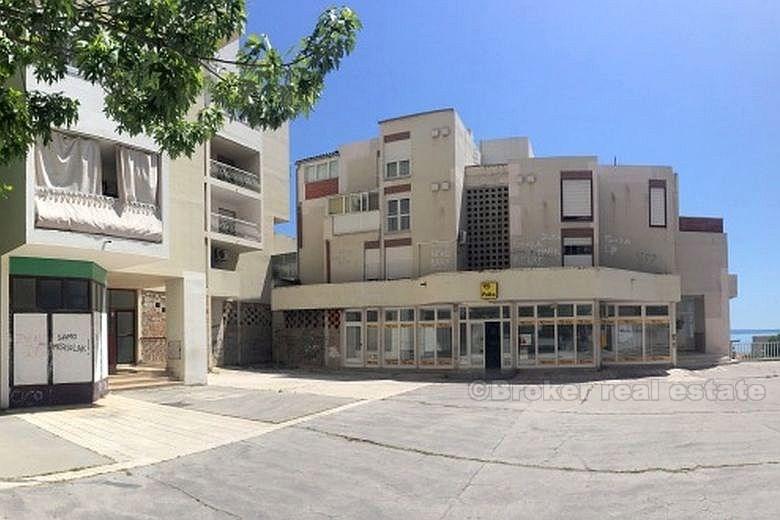 Locale commerciale al piano terra