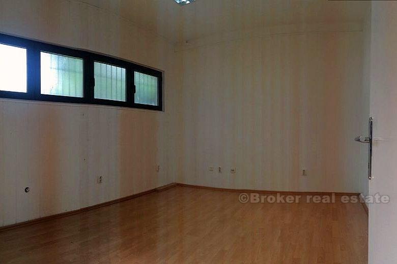 Kommersiell plass ved siden av Poljicka veien, til salgs