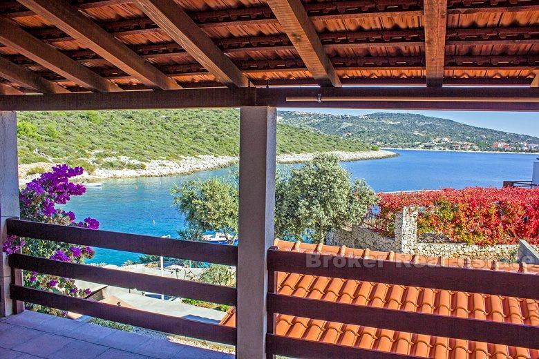 La maison située au bord de la mer, à vendre