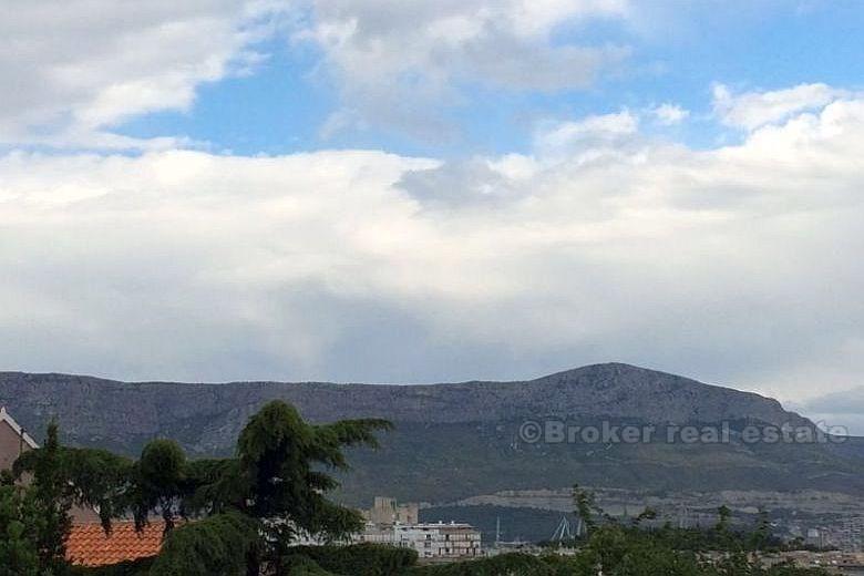 Hus med Medelhavet trädgård