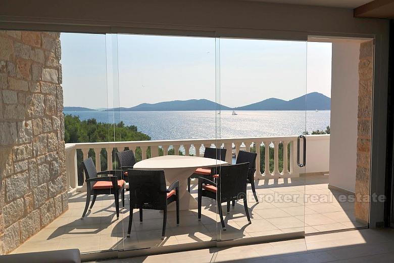 Huset i en liten by, ved strandpromenaden, til salgs