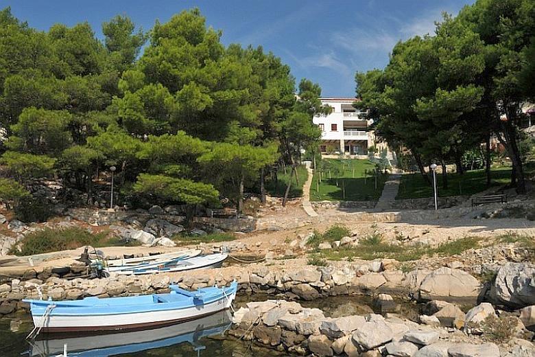 Huset i en liten by, ved strandpromenaden, til salgs