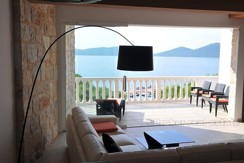 Huset i en liten stad vid havet, till försäljning