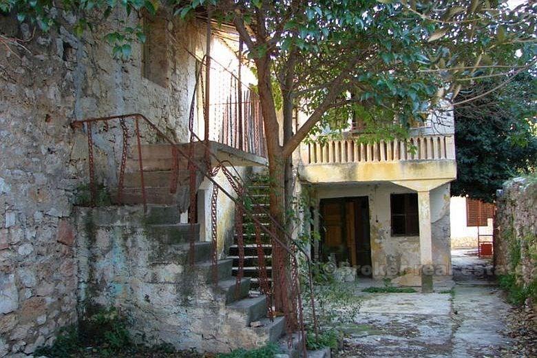 Старый каменный дом для ремонта, для продажи