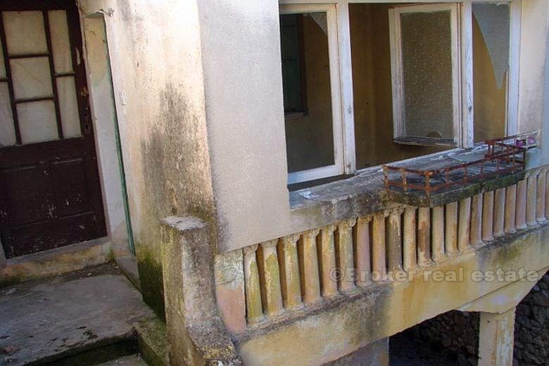 Gammelt steinhus for renovering, til salgs