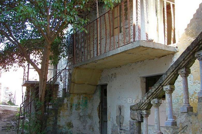 Старый каменный дом для ремонта, для продажи