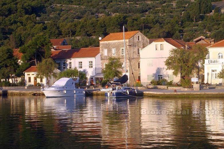 Hus på två våningar med terrass
