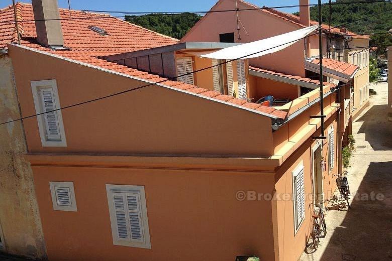 Hus på två våningar med terrass