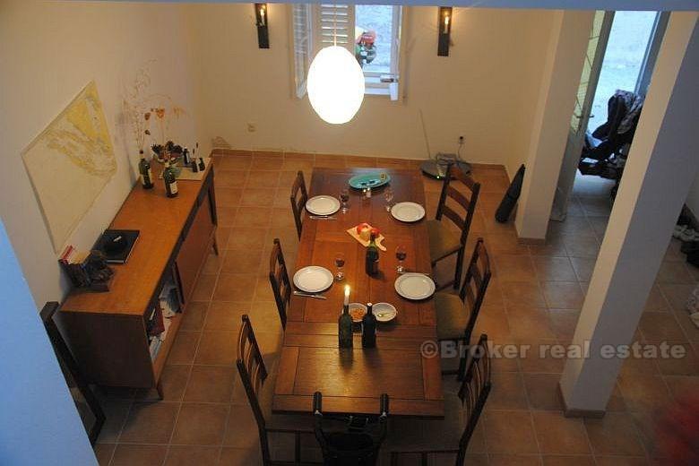 Hus på två våningar med terrass