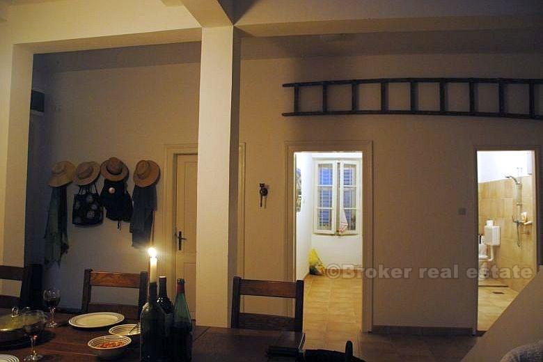 Hus i to etasjer med terrasse