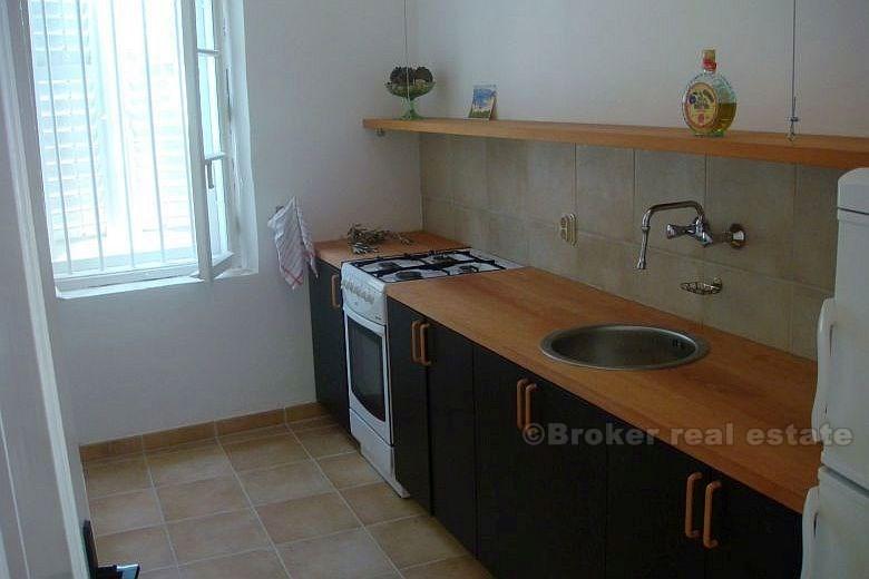 Hus på två våningar med terrass