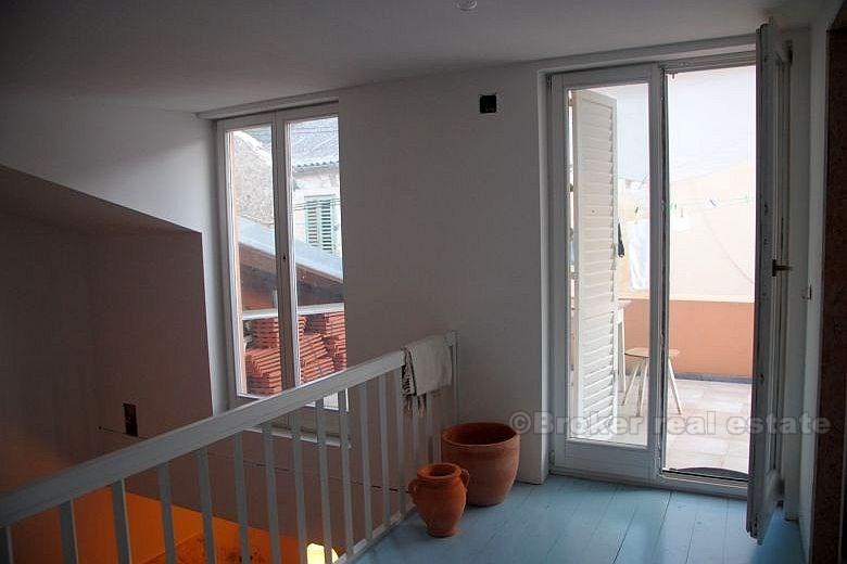 Hus på två våningar med terrass