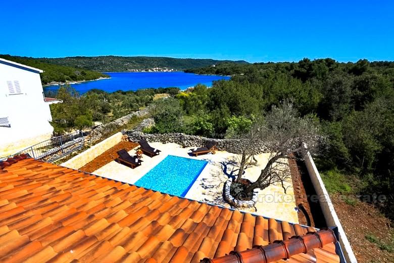 The house / villa, on two floors, for sale