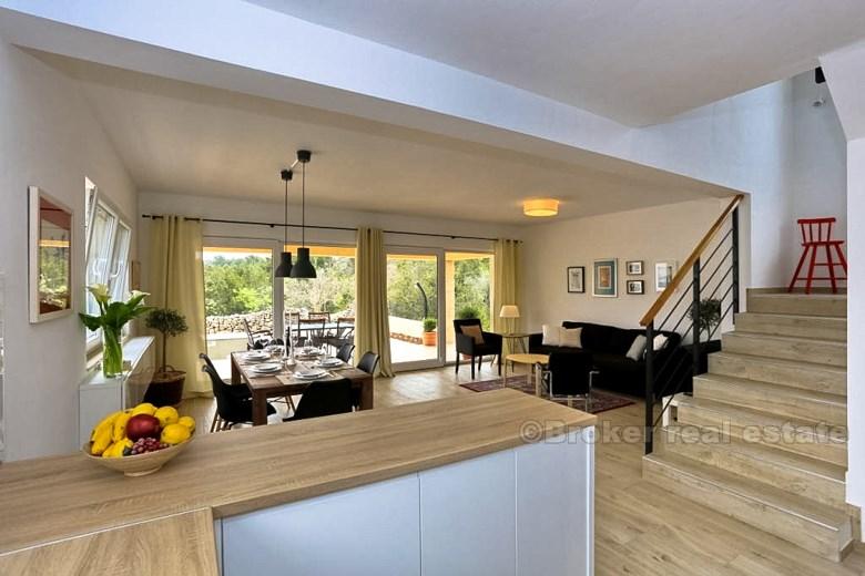 La casa / villa, disposta su due piani, in vendita