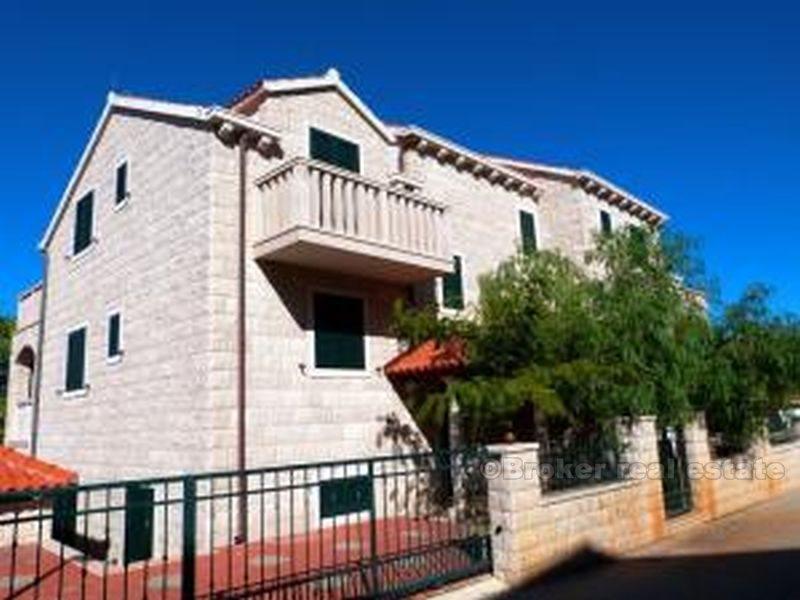 Attraente casa con appartamenti