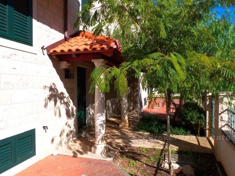 Attraente casa con appartamenti