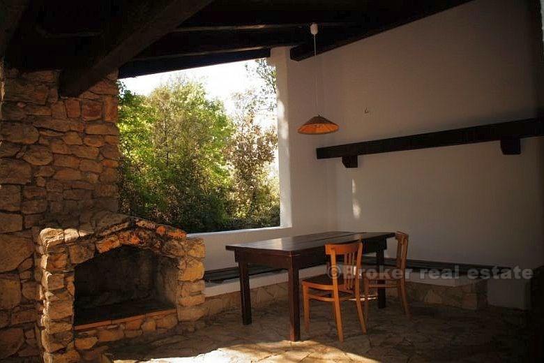 Vacker liten bungalow i tallskogen, till salu