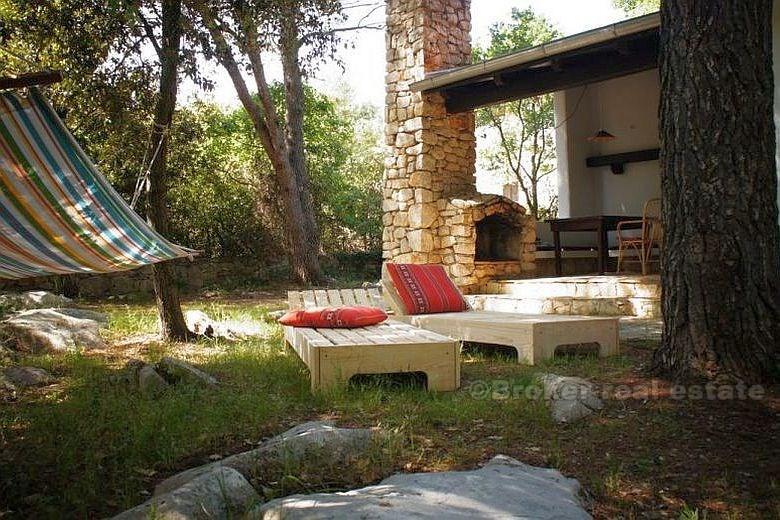 Vacker liten bungalow i tallskogen, till salu