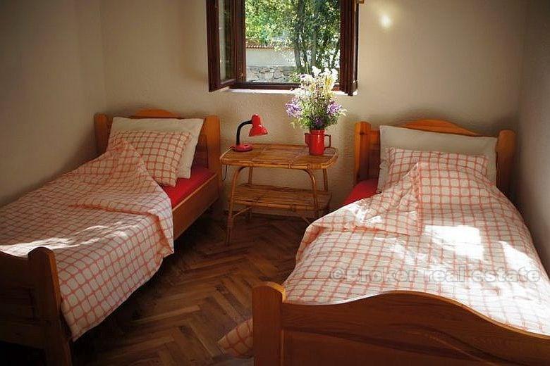 Vakker liten bungalow i furuskogen, til salgs