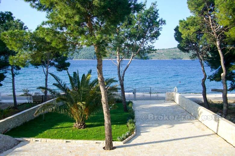 Kuća / vila nalazi se u malom romantičnom mjestu, na prodaju