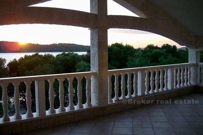 Hus / villa ligger i en liten romantisk sted, for salg