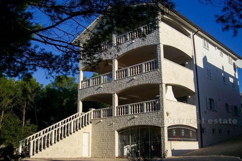 Kuća / vila nalazi se u malom romantičnom mjestu, na prodaju