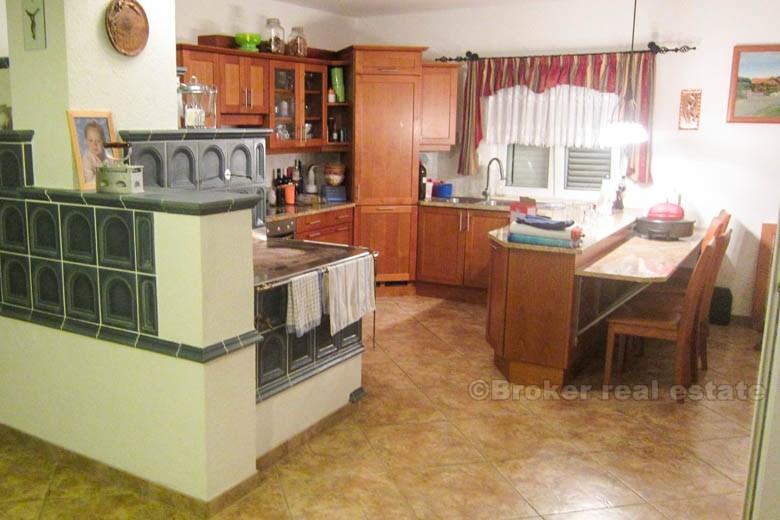 Kuća / vila nalazi se u malom romantičnom mjestu, na prodaju