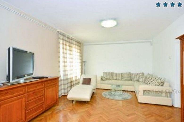 Частный дом с бассейном, на продажу