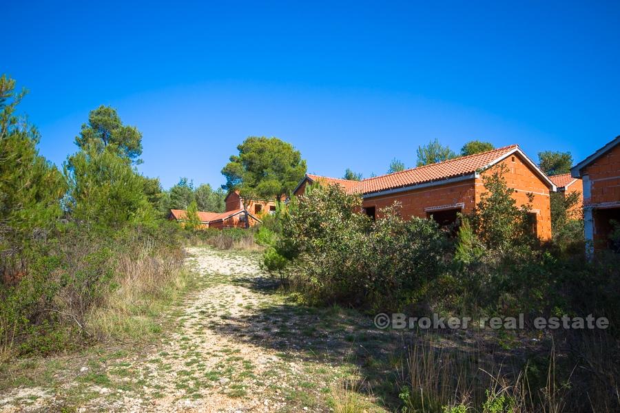 Hotel / Off plan, 17 bungalows inachevés sur un terrain de 15 000 m2