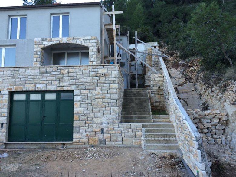 Hus ved sjøen, til salgs