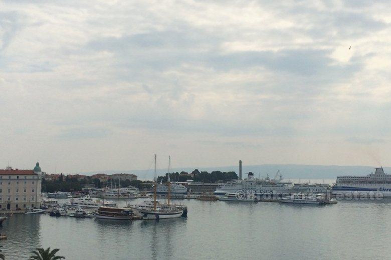 Двухкомнатная квартира в центре города, для продажи