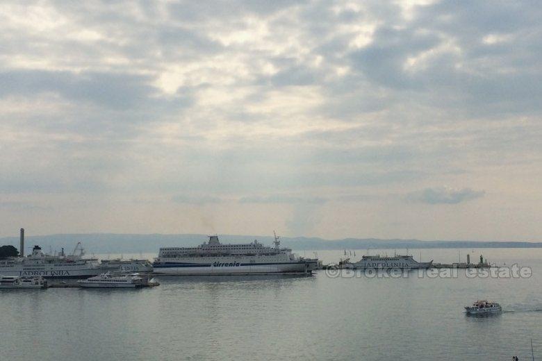 Двухкомнатная квартира в центре города, для продажи