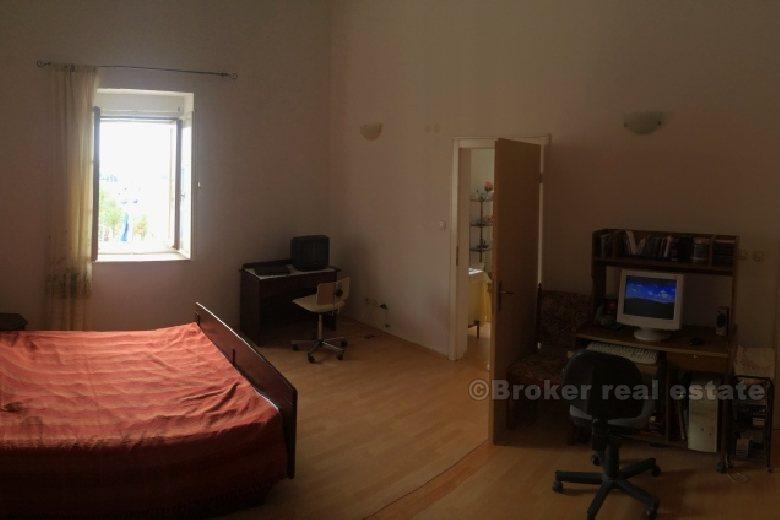 Appartement de deux chambres en centre-ville, à vendre