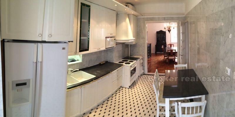 Trosoban stan u centru