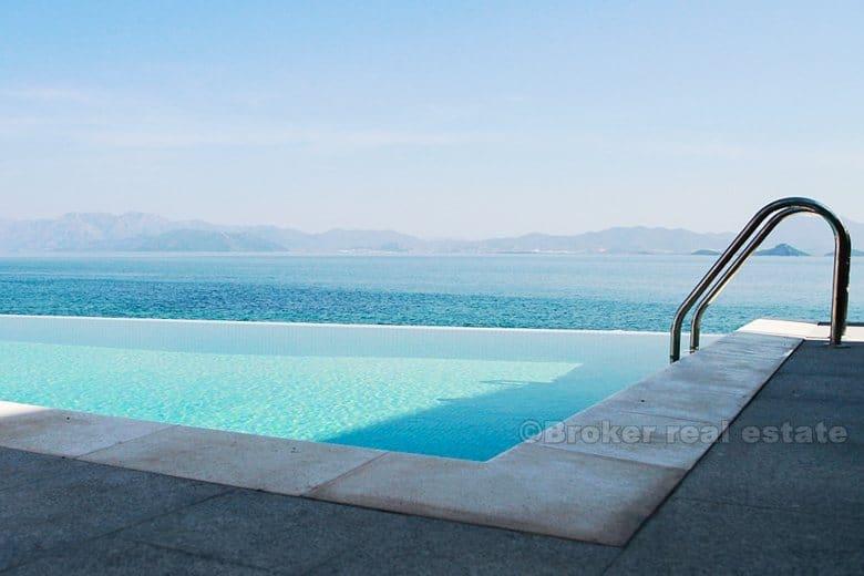 Villa vid havet, till salu