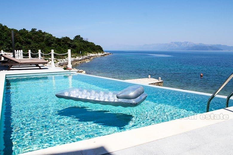Villa vid havet, till salu