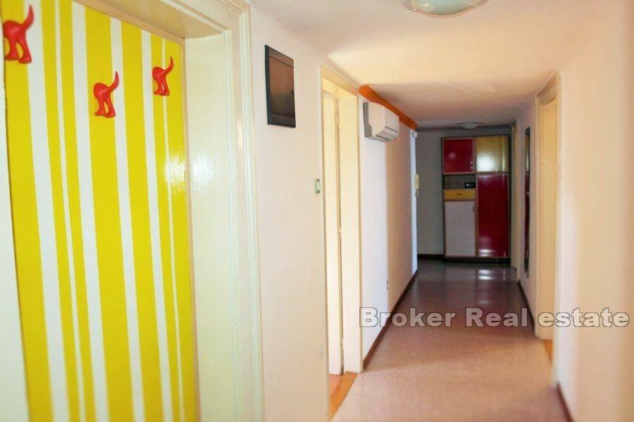 Appartement attique situé dans la vieille villa austro-hongroise