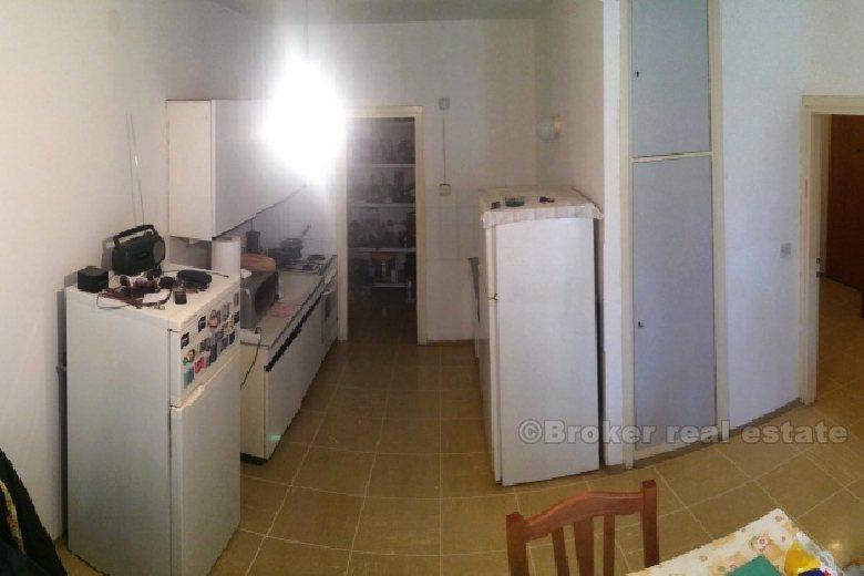 To roms leilighet for renovering, til salgs