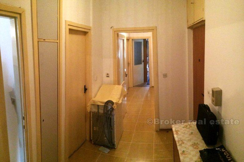 To roms leilighet for renovering, til salgs