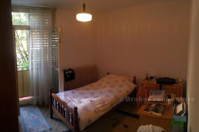 To roms leilighet for renovering, til salgs