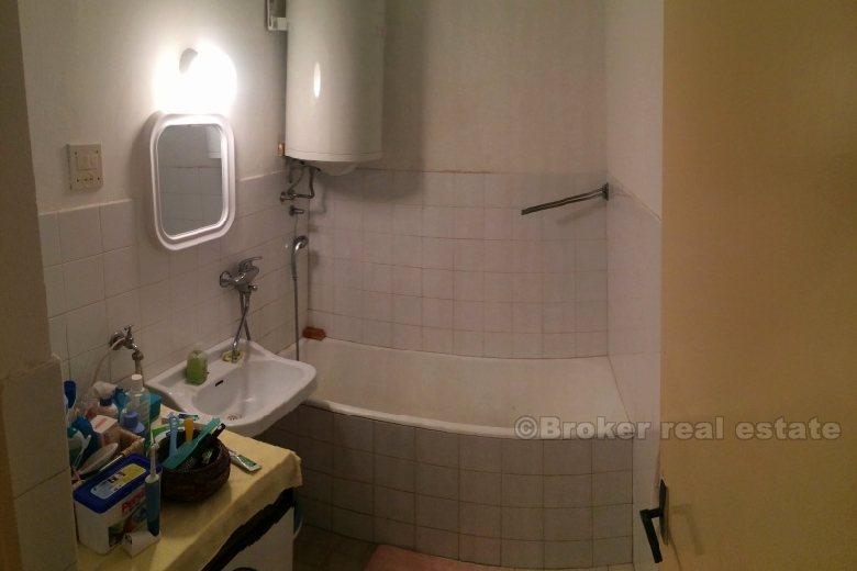 Blatine, Dvosoban stan za renovaciju, na prodaju